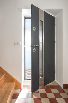 otevřené vchodové dveře do domu v dekoru antracit