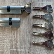 Nesjednocené zámky plus 5 ks klíčů v ceně dvěří (horní zámek má zevnitř dveří vždy vrtulku)